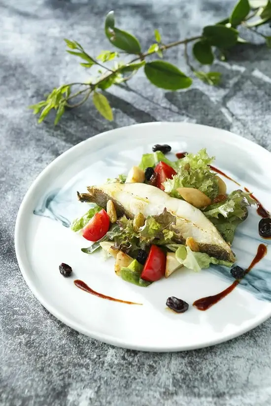 Salad nho khô kết hợp cá bơn Alaska chiên và nấm xào